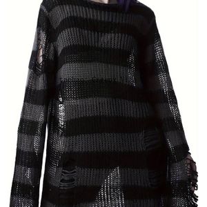 Een lange, loszittende gebreide top met een ronde hals, met een uniek gescheurd ontwerp in een gothic stijl met contrasterende strepen.