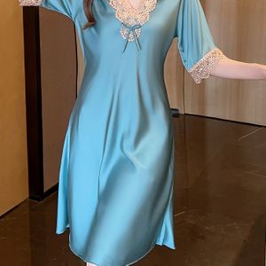 Stijlvolle Grote Maten Nachthemd met V-Hals en Gouden Contrasterende Kantafwerking, Korte Mouwen Slaapjurk voor Vrouwen - Zwarte Polyester Zomerse Nachtelijke Kleding