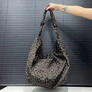 Vrouwen Oversized Luipaardprint Borstzak - Stijlvol Casual Sports Sling Crossbody met verstelbare riem, Rits Sluiting, Nylon met Polyester Voering - Handwasbaar/ Schoon, Guangzhou