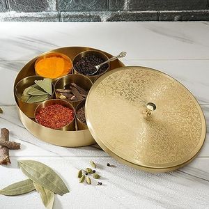 Ajuny Handgemaakte Messing Ronde Specerijendoos Goudkleurig met Gegraveerde Deksel – 7 Bakjes & 1 Lepel, Decoratieve Masala Organizer, Luxe Kruidenhouder Cadeau