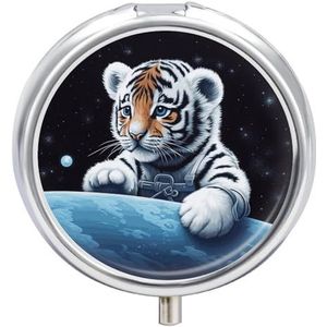 Little Tiger in Space Pillendoosje Mini Pillendoosje Pocket Pillendoosje voor Mannen Reizen Pillendoos Leuke Pil Organizer 3 Compartiment Geneeskunde Pil Organizer Pil Container Pillenhouder