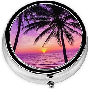 Palmbomen bij zonsondergang bedrukte ronde pillendoos metalen ijzeren plating mini pillendoosje draagbare reispillenorganizer met 3 compartimenten voor portemonnee