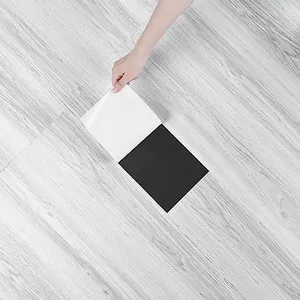 zelfklevende vinylvloertegels, 91 x 15 cm, verpakking van 20, 0,6 cm dik, zelfklevend, lichtgrijze houtnerf, doe-het-zelfvloeren voor keuken, eetkamer, slaapkamer en badkamer | NL