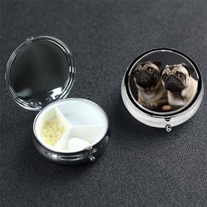 Leuke Pet Pug Pill Box 3 Compartiment Kleine Pil Case voor Portemonnee & Pocket Metalen Geneeskunde Case met Spiegel Draagbare Reizen Pillendoos Geneeskunde Organizer