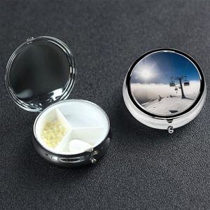 Kleine pillendoos draagbare pillendoosje 3 compartimenten metalen pillenhouder organizer schattige skilift bij Sunshine Travel Pillendoos voor portemonnee zak