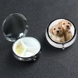 Grappige Labrador puppy hond pillendoos 3 compartimenten, kleine pillendoos voor portemonnee en zak, metalen pillenetui met spiegel, dagelijkse pillenorganizer, draagbare medicijnvitaminehouder, uniek