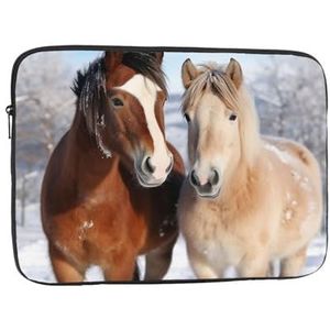 Laptophoes Twee paarden staande in de sneeuw slanke laptophoes cover duurzame aktetas schokbestendig beschermend notebookhoesje 17 inch