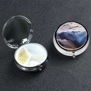 Alps Panorama Pillendoosje met 3 vakken, rond, draagbaar, voor zak of portemonnee, kleine wekelijkse medicijnplanner, pillendoos met spiegel, decoratieve metalen vitaminehouder, geschenken