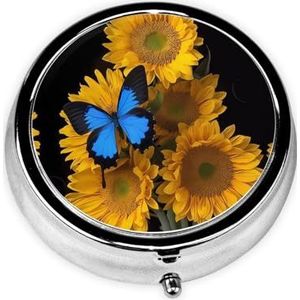 Gele zonnebloemen met blauwe vlinders, draagbare pillendoos, 3-vaks medicijnpillenetui, bedrukte pillenorganizer voor zakportemonnee en reizen
