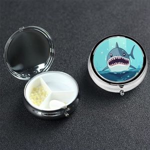 Pillendoosje met spiegel, kleine pillenorganizer, 3 compartimenten, cartoonhaai, drijvend in water, rond, reizen, pillendoos voor portemonnee of zak, draagbare pillencontainer, schattige