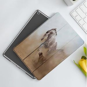 CONERY Hoesje compatibel iPad 10.2"" (9e/8e/7e generatie) Paarden, Lusitaanse paard spelen met hond in zand storm wild snelle metgezel vriendschap, crème zilver, slanke slimme magnetische hoes met