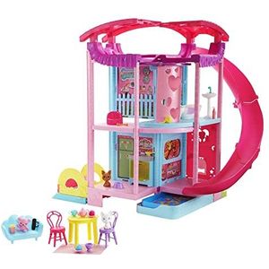Barbie Chelsea Speelgoedhuisje (circa 50 cm) te transformeren poppenhuis met een glijbaan, zwembad, ballenbak, puppy- en kittenvriendje, een lift en meer dan 15 accessoires, voor kinderen van 3 jaar