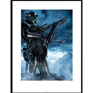 1art1 Star Wars Kunstdruk Reproductie en MDF-Lijst Zwart - Rogue One, Death Trooper Rain (80 x 60cm)
