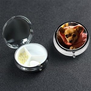 Depressieve Chihuahua Pil Doos 3 Compartiment Ronde Draagbare Pil Case voor Pocket of Portemonnee Pil Houder Wekelijkse Pil Organizer Decoratieve Metalen Geneeskunde Vitamine Organizer Reizen Gift