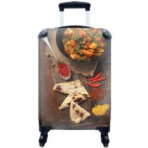 MuchoWow® Koffer - Indiaas eten op een donkerhouten tafel met een curry en naanbrood met specerijen - Past binnen 55x40x20 cm en 55x35x25 cm - Handbagage - Trolley - Fotokoffer - Cabin Size - Print
