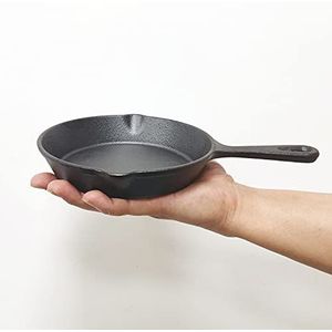 MOZUVE 6 inch gietijzeren koekenpan, koekenpan met druppeltuiten, voorgekruid ovenbestendig kookgerei, camping binnen en buiten koken, grillveilig, restaurantchef-kok kwaliteit