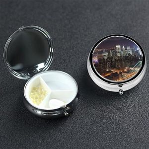 New York Night Pillendoosje met spiegel, 3 compartimenten, decoratieve pillenetui voor portemonnee of zak, kleine ronde pillenorganizer, wekelijkse metalen medicijntablet, vitaminehouder, reisgeschenk