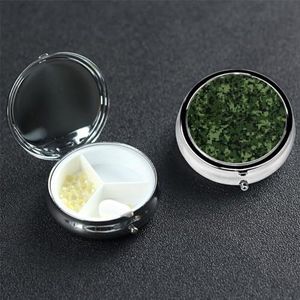 Groene Leger Digitale Camouflage Pillendoos 3 Compartiment Ronde Draagbare Pil Case voor Pocket of Portemonnee Pil Houder Wekelijkse Pil Organizer Decoratieve Metalen Geneeskunde Vitamine Organizer