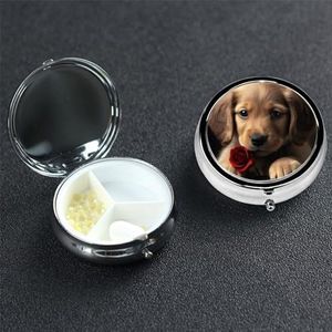 Leuke Hond Pil Doos 3 Compartiment Ronde Draagbare Pil Case voor Pocket of Portemonnee Pil Houder Wekelijkse Pil Organizer Decoratieve Metalen Geneeskunde Vitamine Organizer Reizen Gift
