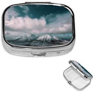 Vierkante pillendoos draagbare metalen pillenetui 2 compartimenten kleine reizen pillenorganisator landschap van sneeuw berg onder de witte wolk vitamines houder organisator voor portemonnee zak