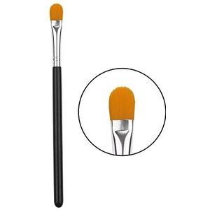 Extra platte ronde borstel gemaakt van synthetisch haar met een glanzend glad zwart houten handvat en zilveren aluminium hoepel (E32)