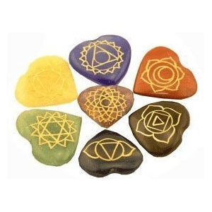 Set van 7 Hartvormige Chakra Halfedelstenen met de Chakrasymbolen in Goudkleur Gegraveerd