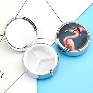 Halloween Flamingo Heks Hoed Pillendoos Pil Container Houder 3 Compartiment Metalen Pil Organizer Reizen Geneeskunde Organizer Draagbare Pillendoos voor Pocket om Pillen Vitamine vast te houden