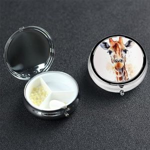 Stijlvolle Dier Aquarel Giraffe Pil Doos 3 Compartiment Ronde Draagbare Pil Case voor Pocket of Portemonnee Pil Houder Wekelijkse Pil Organizer Decoratieve Metalen Geneeskunde Vitamine Organizer