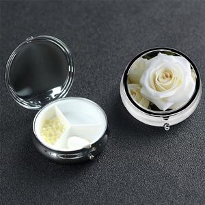 Witte Rose Pil Doos 3 Compartiment Ronde Draagbare Pil Case voor Pocket of Portemonnee Pil Houder Wekelijkse Pil Organizer Decoratieve Metalen Geneeskunde Vitamine Organizer Reizen Gift