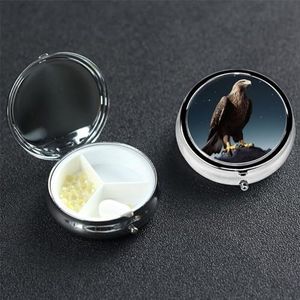Eagle Under The Stars Pillendoosje met 3 compartimenten voor portemonnee of zak, kleine medicijnorganizer met spiegel, pillendoosje voor op reis, decoratieve metalen vitaminecontainer, uniek cadeau
