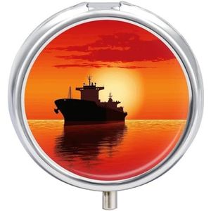 Ronde pillendoos pillenorganizer voor reizen silhouet van het tankerschip op rode SunrisePill hoesjes 3 compartimenten draagbare pillendoos medicijntablethouder voor vitamine mini pillendoosje
