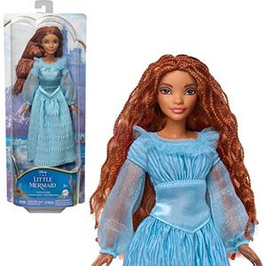 Mattel Disney De Kleine Zeemeermin Ariel Pop, modepop op het land, in haar beroemde blauwe jurk, speelgoed geïnspireerd op Disney's De Kleine Zeemeermin HLX09