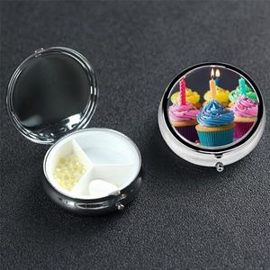Kleurrijke Gelukkige Verjaardag Cupcakes Pil Doos 3 Compartiment Ronde Draagbare Pil Case voor Pocket of Portemonnee Pil Houder Wekelijkse Pil Organizer Decoratieve Metalen Geneeskunde Vitamine