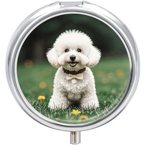 Bichon Frise Dog on The Grass pillendoosje 3 compartimenten reispillenorganizer met spiegelontwerp draagbare pillendoos voor zak of portemonnee rond medicijndoosje wekelijkse medicijnhouder voor