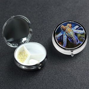 Blauw Geringde Octopus Pil Doos 3 Compartiment Ronde Draagbare Pil Case voor Pocket of Portemonnee Pil Houder Wekelijkse Pil Organizer Decoratieve Metalen Geneeskunde Vitamine Organizer Reizen Gift