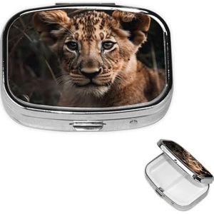 Leeuw zittend op het gras pillendoosje kleine metalen pillendoosje voor portemonnee en zak, pillenorganizer met 2 compartimenten met spiegel, reizen pillendoos medicijnetui, draagbare pillencontainer