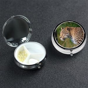Afrikaanse Luipaard Pil Doos 3 Compartiment Ronde Draagbare Pil Case voor Pocket of Portemonnee Pil Houder Wekelijkse Pil Organizer Decoratieve Metalen Geneeskunde Vitamine Organizer Reizen Gift