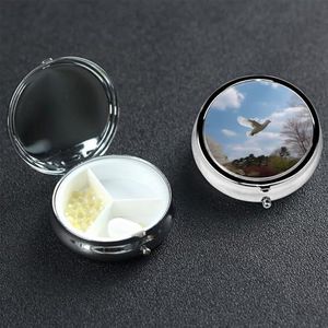 A White Duif Flies by Pill Case Draagbare Metalen Pillendoos 3 Compartiment Pil Organizer Leuke Reizen Pil Container Vitamine Organizer voor Portemonnee Pocket Reiscadeau