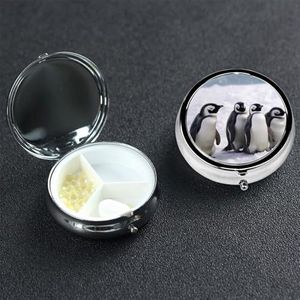 Jonge pinguïns met sneeuw pillendoos met spiegel, 3 compartimenten, decoratieve pillenetui voor portemonnee of zak, kleine ronde pillenorganisator, wekelijkse metalen medicijntablet, vitaminehouder