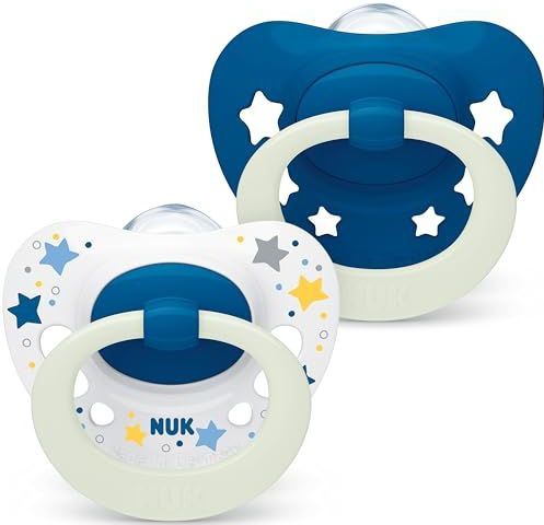 NUK Signature Night fopspeen | 6-18 maanden | kalmeert 95% van de baby's | fopspeen in hartvorm van BPA-vrij silicone | Glow-in-the-dark | inclusief etui | blauwe sterren | 2 stuks