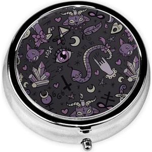 Paars-zwarte Goth Spooky draagbare pillendoos, 3 compartimenten medicijnpillenetui, bedrukte pillenorganizer voor zakportemonnee en reizen