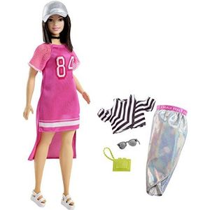 Mattel Barbie FRY81 Fashionistas pop met modieuze cadeauset in zilveren rok met pet