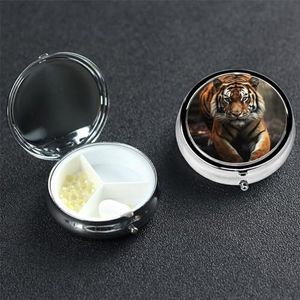 Pillendoosje Ronde Pillendoos Pil Organiseren met 3 Compartimenten Wilde Dieren Tijger Geneeskunde Organizer Box Waterdichte Kleine Pillendoos voor Reizen Metalen Pillencontainers voor Medicatie