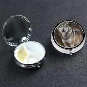 Pillendoosje Ronde Pillendoos Pil Organiseren met 3 Compartimenten Wild Wild Gray Wolf Medicine Organizer Box Waterdichte Kleine Pillendoos voor Reizen Metalen Pillencontainers voor Medicatie Planner