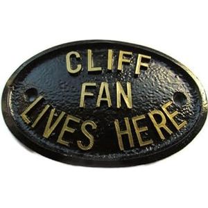 Cliff Fan woont hier (Cliff Richard) Huis of Tuin Muurbord in Zwart met Goud Verhoogde Belettering