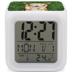 Leuke Chihuahua Groene Gras Digitale Wekker voor Slaapkamer Datum Kalender Temperatuur 7 Kleuren LED Display