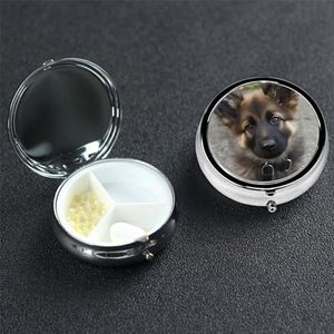 Leuke Duitse Herder Puppy Pil Doos 3 Compartiment Ronde Draagbare Pil Case voor Pocket of Portemonnee Pil Houder Wekelijkse Pil Organizer Decoratieve Metalen Geneeskunde Vitamine Organizer Reizen Gift