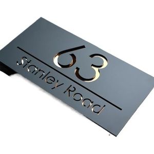 Huisnummerplaat gepersonaliseerd huisnummer acryl bord aangepast straatnaam adres huisnummer buiten exterieur huis lasergesneden plaat (kleur: zwart (gouden tekst), maat: 20 x 40 cm (7,9 x 15,8 inch)