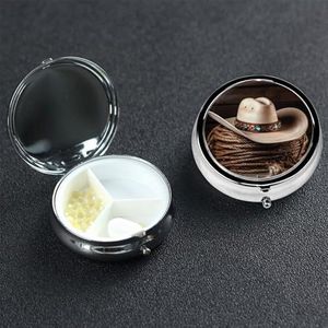 American West Rodeo Hat Pil Box 3 Compartiment Ronde Draagbare Pil Case voor Pocket of Portemonnee Pil Houder Wekelijkse Pil Organizer Decoratieve Metalen Geneeskunde Vitamine Organizer Reizen Gift