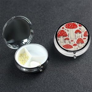 Rood-witte paddenstoel pillendoos 3 compartimenten, kleine pillendoos voor portemonnee en zak, metalen pillenetui met spiegel, dagelijkse pillenorganizer, draagbare medicijnvitaminehouder, uniek